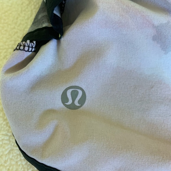 Lululemon shorts size 2 - Picture 3 of 5